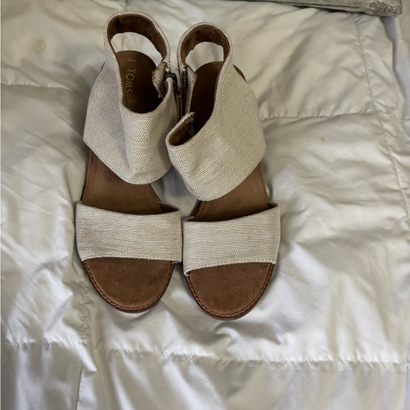 TOMS Women's Tan Sandals nwot - Picture 1 of 4